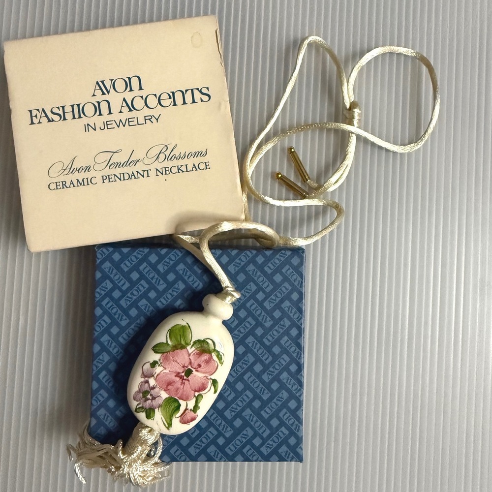 Avon Ceramic Pendant Necklace Women Cream Excellent Vintage 1977 Floral